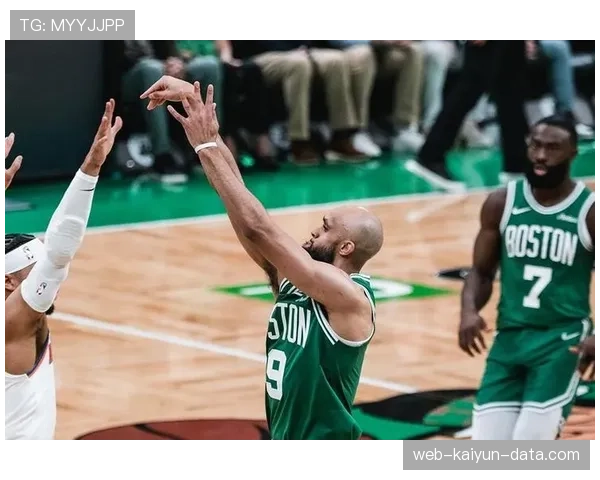 杰伦·布朗突破制造错位，季后赛关键时刻得分效率提升明显