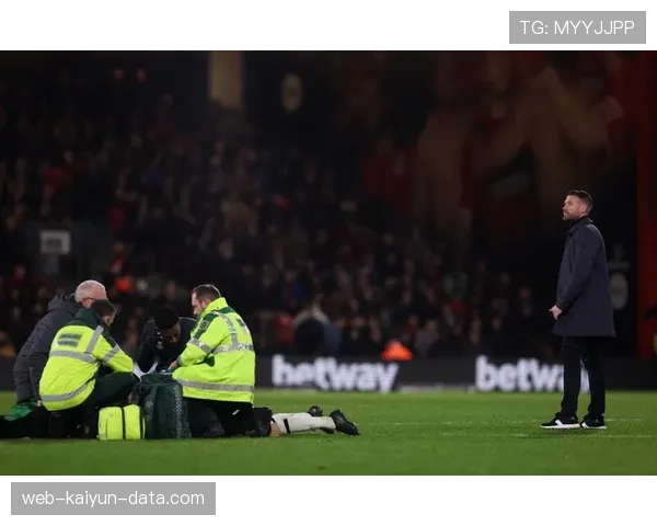 足球比赛中哪些情况会导致比赛中断及如何恢复？