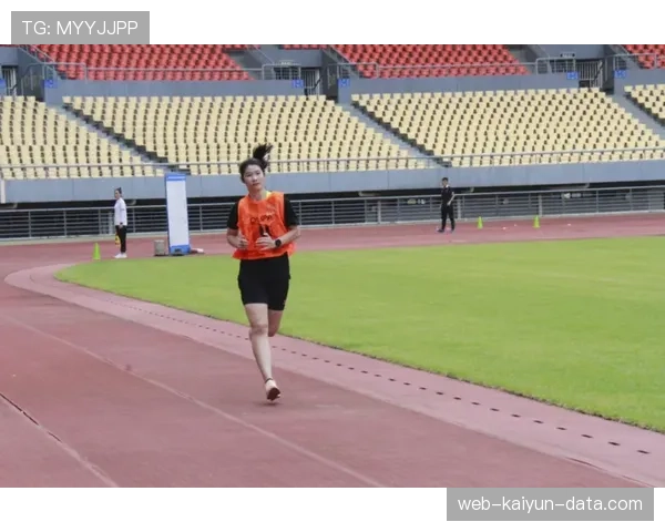 足球规则中合法冲撞的判罚标准与裁判判定细节解析