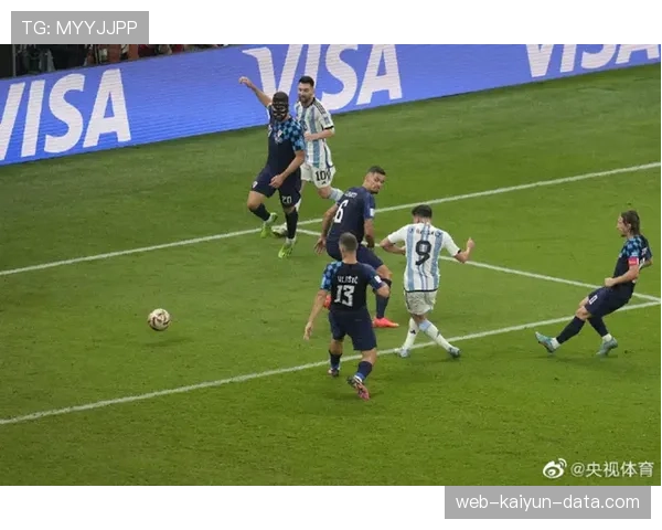 门将开球规则全解析：何时允许球触地后传出禁区？