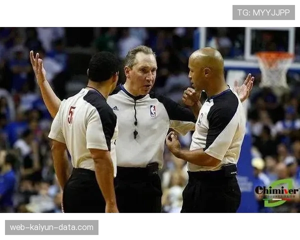 推人犯规判定标准详解：NBA与FIBA规则有何不同？